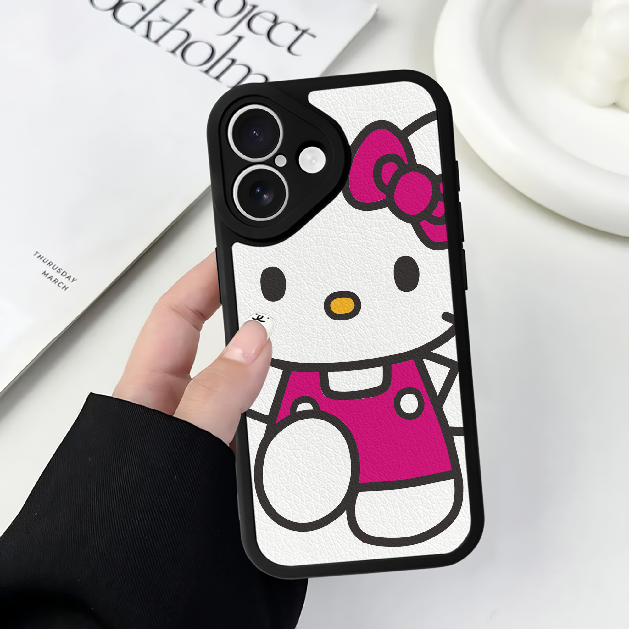 （画像用） Hello Kitty ハローキティ 【iPhone 16シリーズ対応】シリコンスマホケース（レザー調） 材質：シリコン